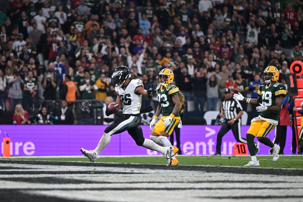 SAO PAULO, BRAZIL - SEPTEMBER 06: Saquon Barkley #26 of the Philadelphia Eagles scores a touchdown during the second quarter against the Green Bay Packers at Arena Corinthians on September 06, 2024 in Sao Paulo, Brazil. 