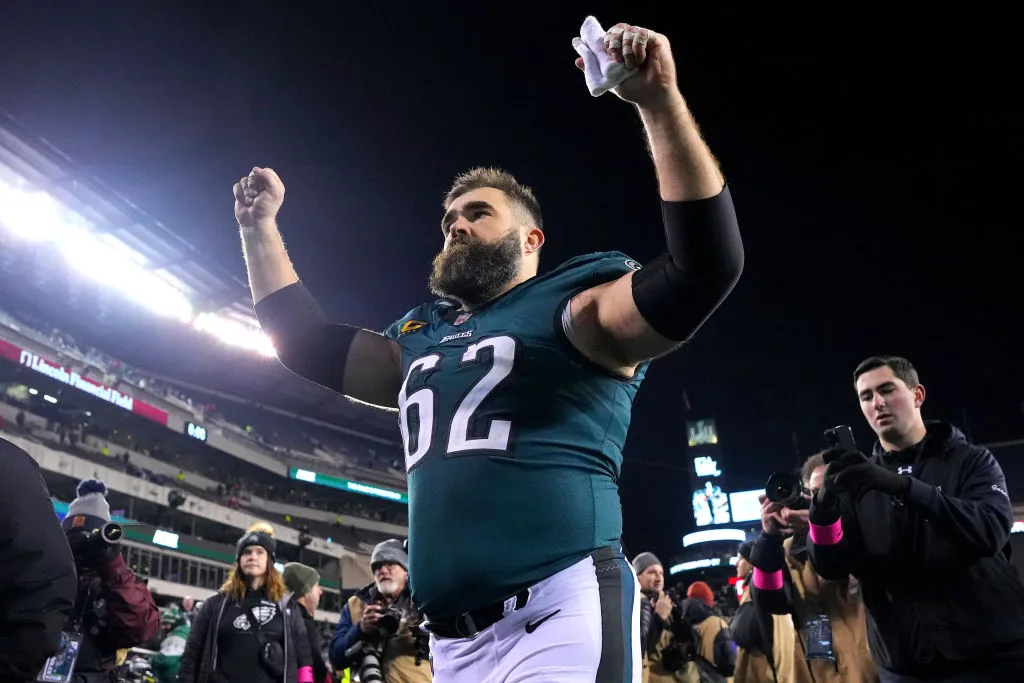 Philadelphia Eagles center Jason Kelce (62) adjusts his gear