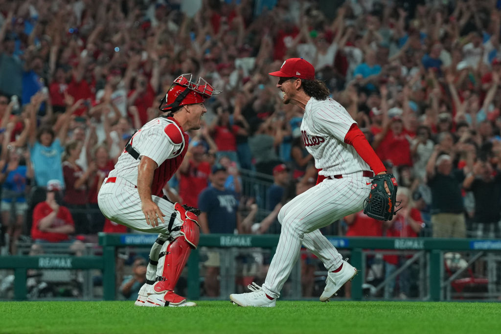 Hoskins breaks out of slump with 6 RBIs, Phillies top Giants