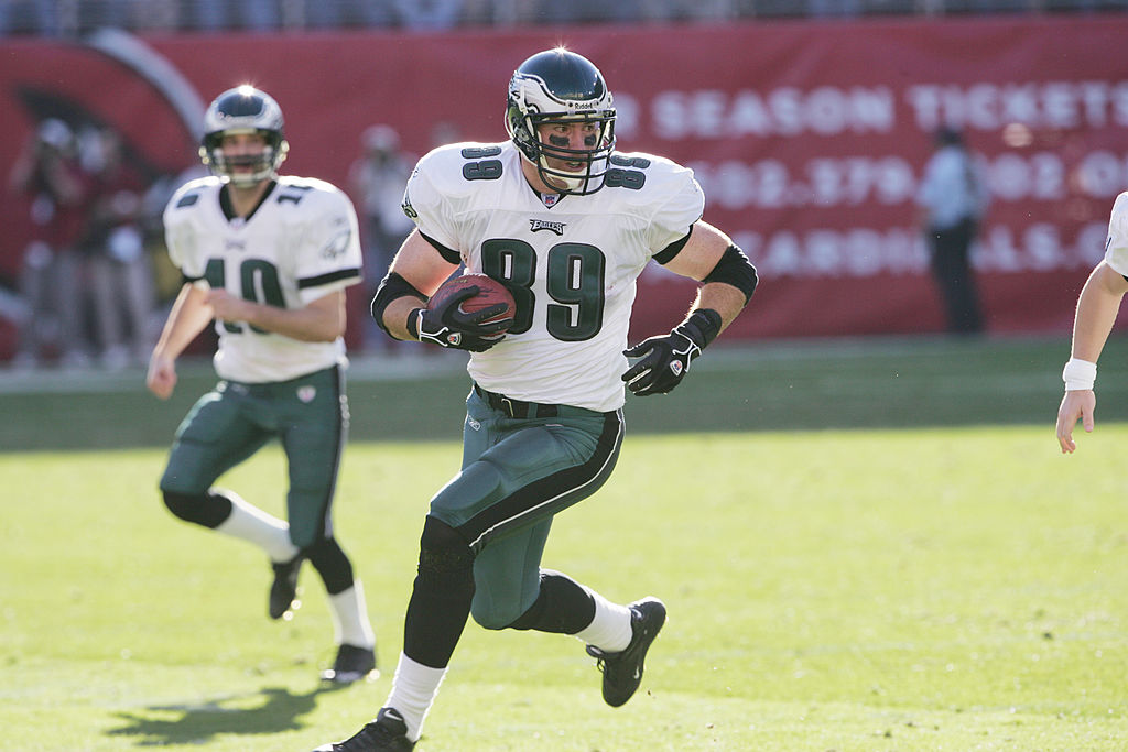 TEMPE, AZ - DECEMBER 24:  Tight end Chad Lewis #89 of the Philadelphia Eagles carries the ball against the Arizona Cardinals at Sun Devil Stadium on December 24, 2005 in Tempe, Arizona. The Cards defeated the Eagles 27-21. 