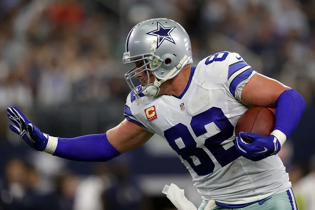 ARLINGTON, TX - OCTOBER 09: Jason Witten #82 of the Dallas Cowboys runs after catching a pass during the second quarter against the Cincinnati Bengals at AT&T Stadium on October 9, 2016 in Arlington, Texas. 