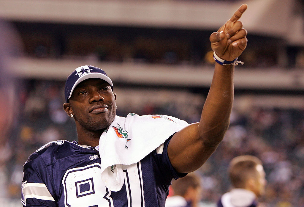 PHILADELPHIA - NOVEMBER 04: Terrell Owens #81 of the Dallas Cowboys reminds fans of the Philadelphia Eagles the score late in their game on November 4, 2007 at Lincoln Financial Field in Philadelphia, Pennsylvania. 
