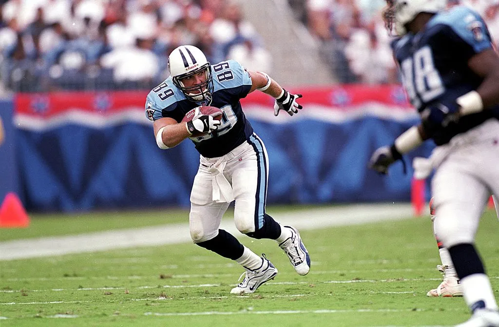 19 Sep 1999: Frank Wycheck #89 of the Tennessee Titans carries the ball during the game against the Ceveland Browns at the Adelphia Coliseum in Nashville, Tennessee. The Titans defeated the Browns 26-9.