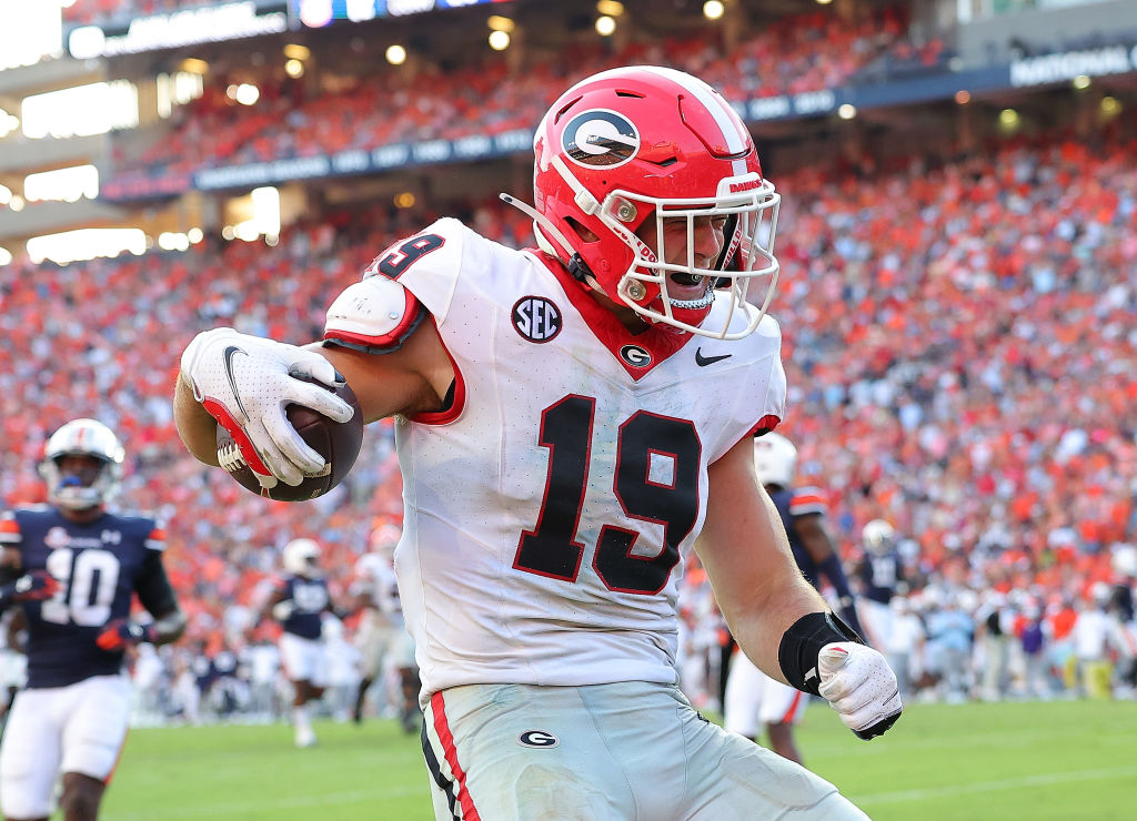  Brock Bowers #19 of the Georgia Bulldogs reacts after scoring the go-ahead touchdown against the Auburn Tigers during the fourth quarter at Jordan-Hare Stadium 
