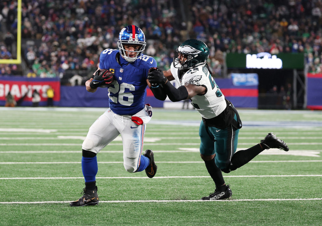 EAST RUTHERFORD, NEW JERSEY - JANUARY 07: Saquon Barkley #26 of the New York Giants scores a touchdown against Zach Cunningham #52 of the Philadelphia Eagles during their game at MetLife Stadium on January 07, 2024 in East Rutherford, New Jersey.