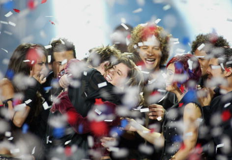 American Idol winner Kelly Clarkson embraces Idol contestants at the Kodak Theatre in Hollywood, Ca